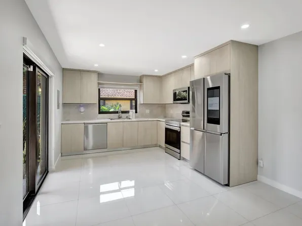 2415 W 67th Pl #8-11, Hialeah, FL 33016