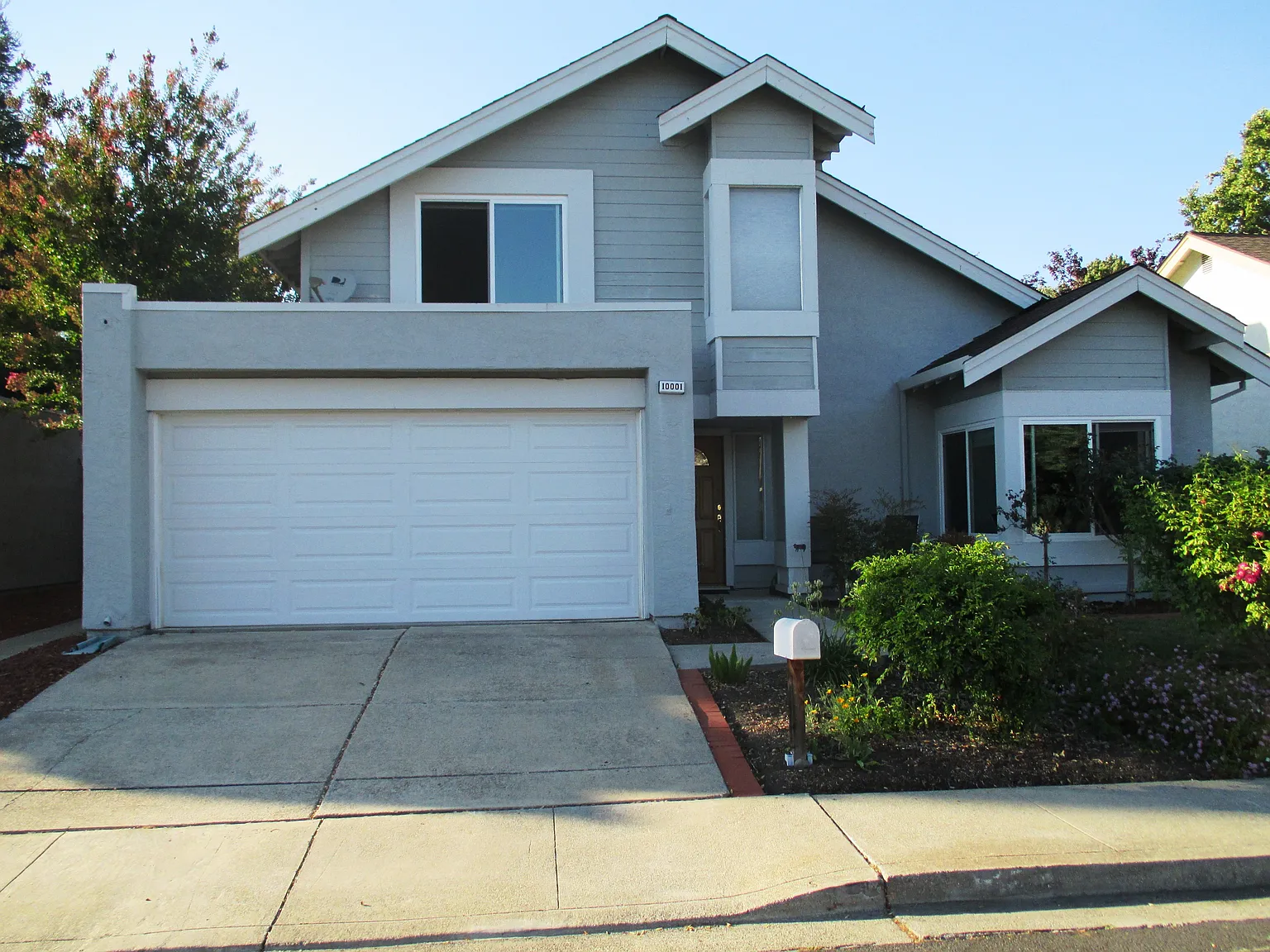 10001 Foxboro Cir photo 1