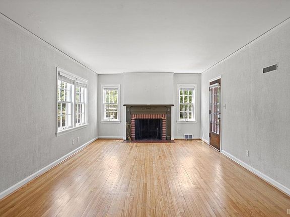 3rd image of 835 Rose St