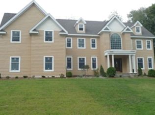 21 Devellis Dr, Trumbull, CT 06611