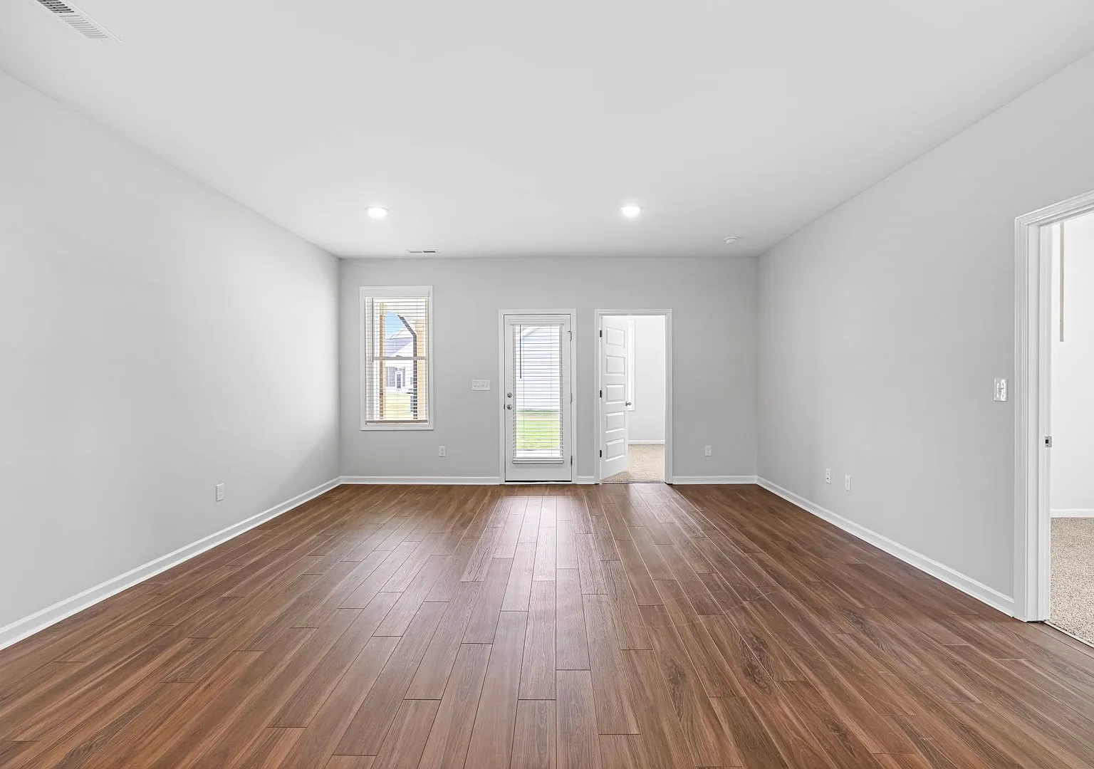 3 Bedroom Triplex in Smithfield! — Photo 4