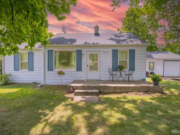 35227 John Hauk St, Westland, MI 48185