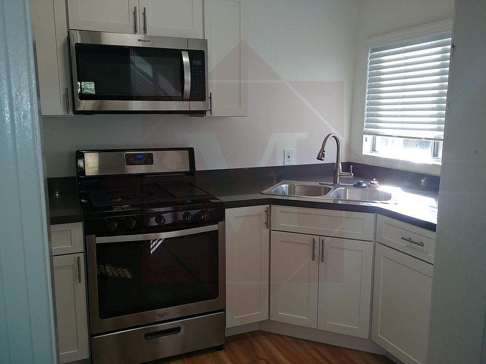 2nd image of 627 De La Vina St APT C