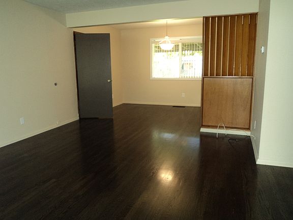 2nd image of 827 SE 169th Dr