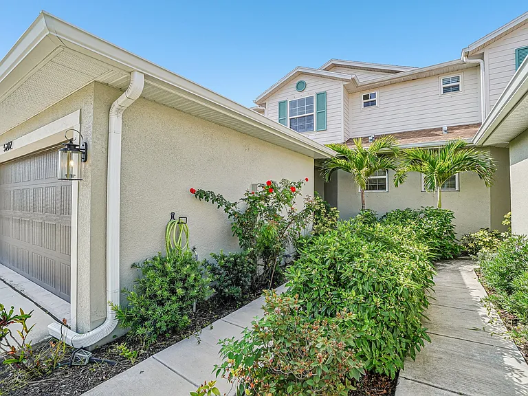 5282 Neil Dr — Photo 2