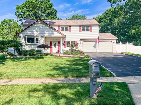 255 Bow Drive, Hauppauge, NY 11788