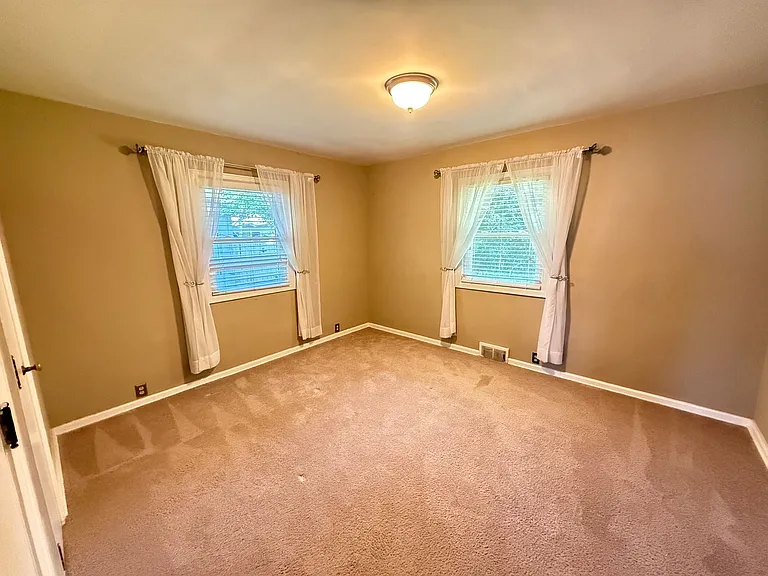 10 University Ct — Photo 6