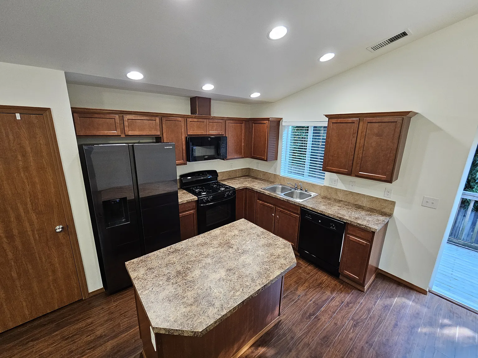 4 bed, 1933 sqft, $3,250 — Photo 2