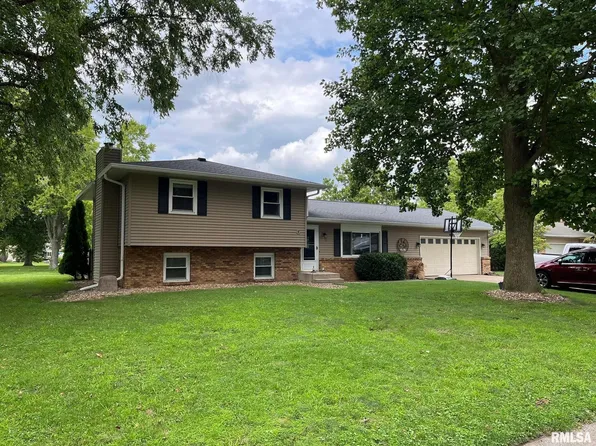 808 Flaggland Dr, Sherman, IL 62684