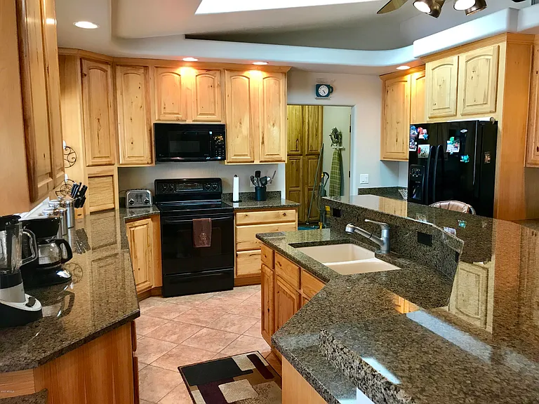 185 E Cercado Ln — Photo 18