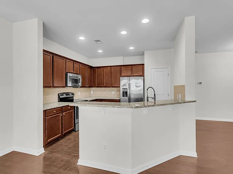 212 Longford Dr — Photo 17