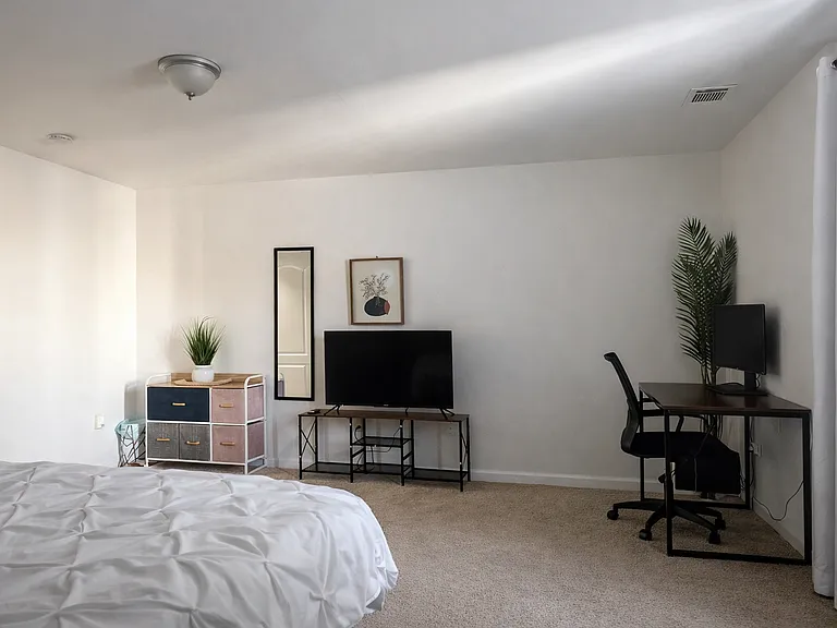 1510 E Henry St — Photo 3