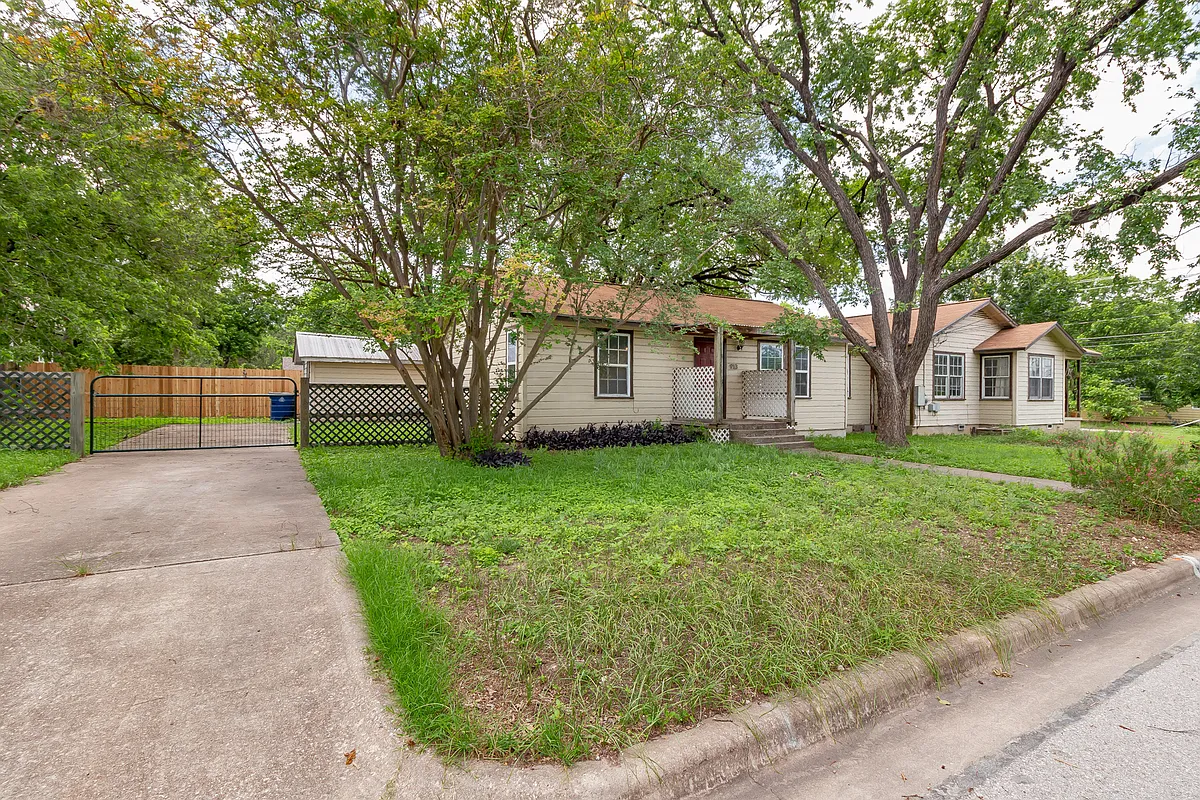 Private driveway, enclosed yard - 913 E 53rd 1/2 St #B