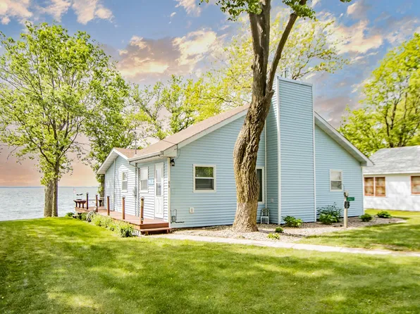 24621 McClelland Dr, Spirit Lake, IA 51360