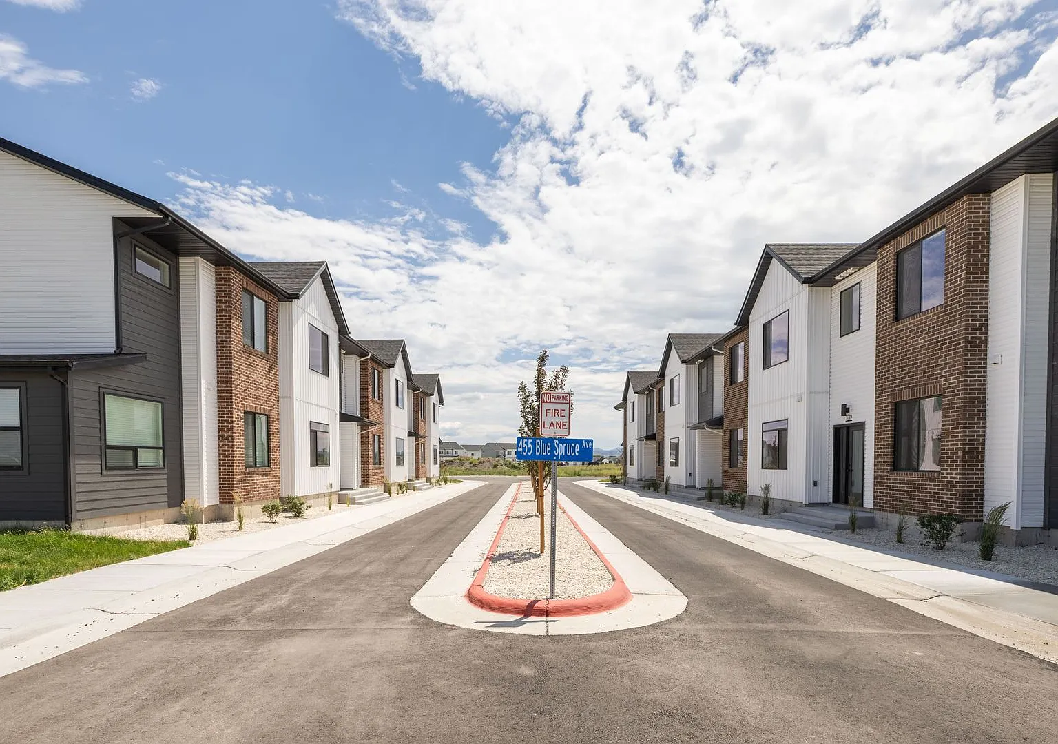 Brand New Townhome In Sugar City 3 Bed 2.5 Bath And 2 Stall Garage. — Photo 1