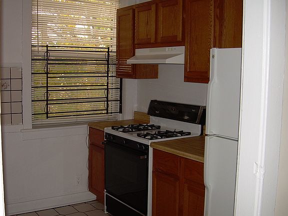2nd image of 4502 N Sawyer Ave #3