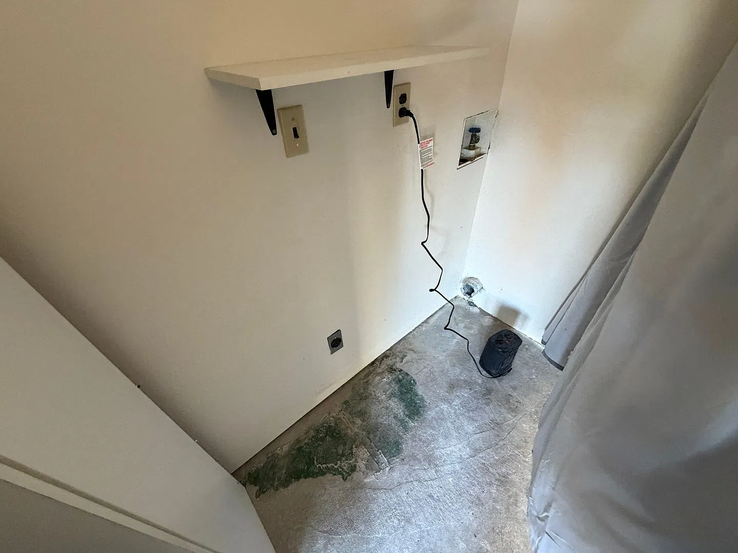 1 Bedroom / 1 Bathroom Apartment with a Oversized Single Car Garage — Photo 3