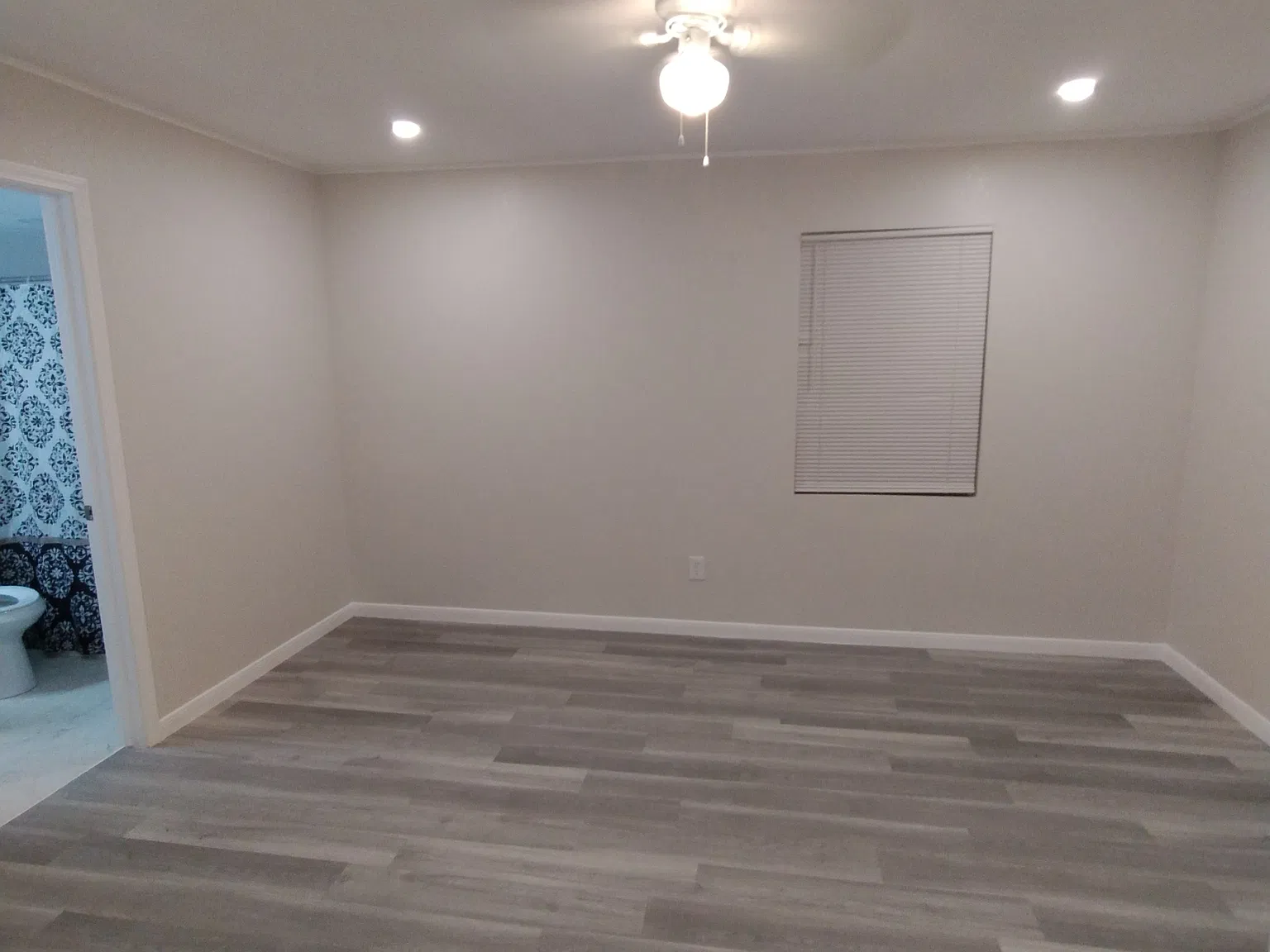 716 Ave I Apts - H — Photo 2