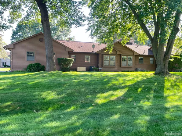 7747 E Oakland Place Dr, Waterford, MI 48327