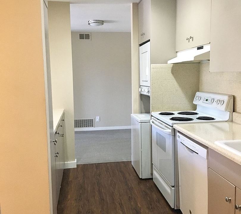 1st image of 2101 Carlmont Dr APT 204