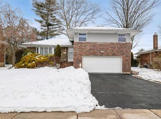 15 Center Drive, Syosset, NY 11791