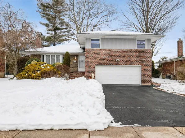 15 Center Dr, Syosset, NY 11791