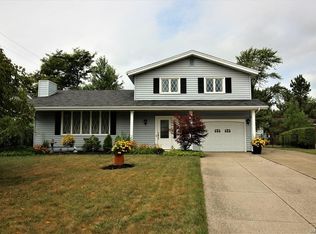 826 Edgewater Dr, Amherst, NY 14228