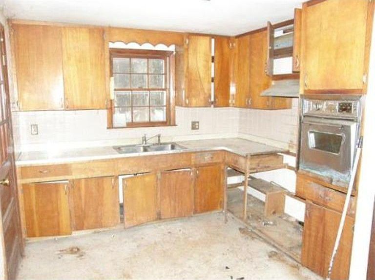 2nd image of 665 Groton St