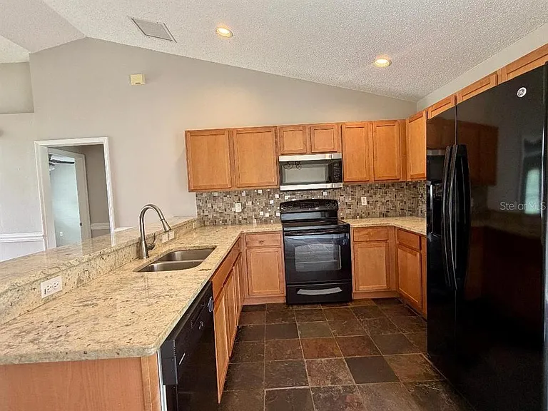 881 Hanford Dr — Photo 3