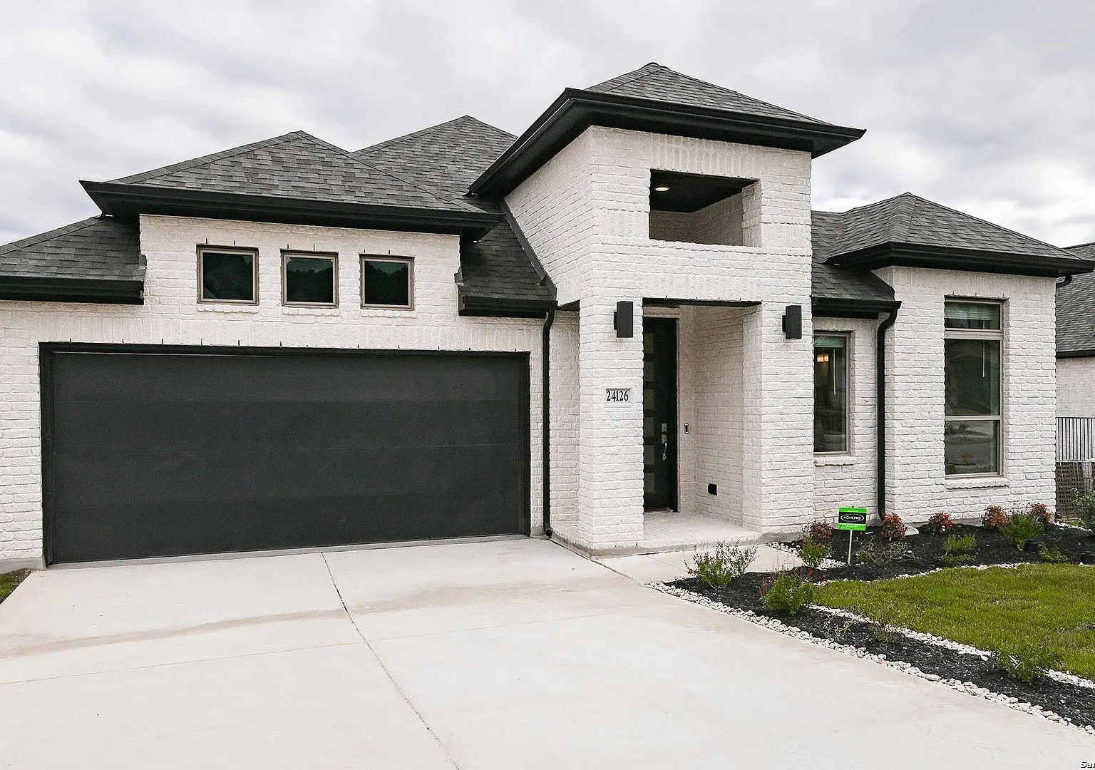 4 bed, 2476 sqft, $4,500 — Photo 3