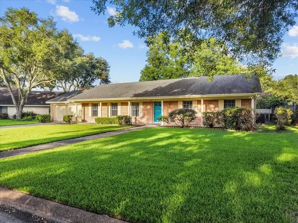 1712 Tara Cir, Texas City, TX 77591