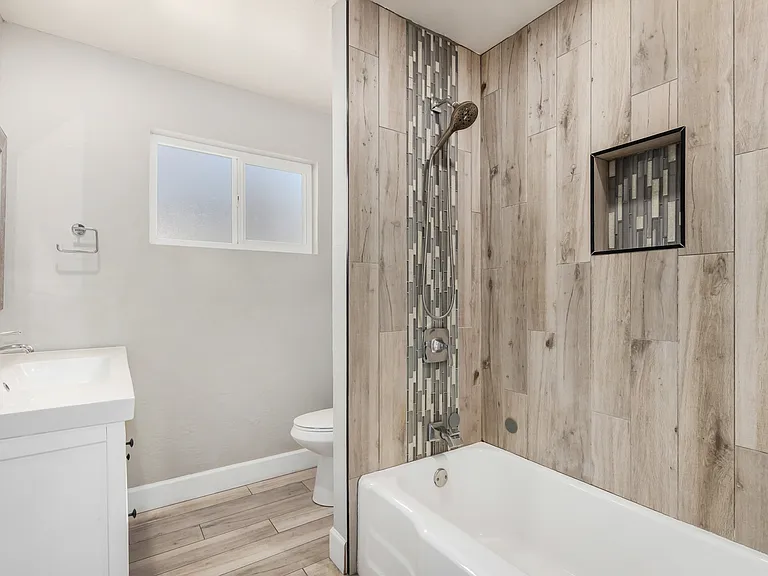 429 W Flower St — Photo 22