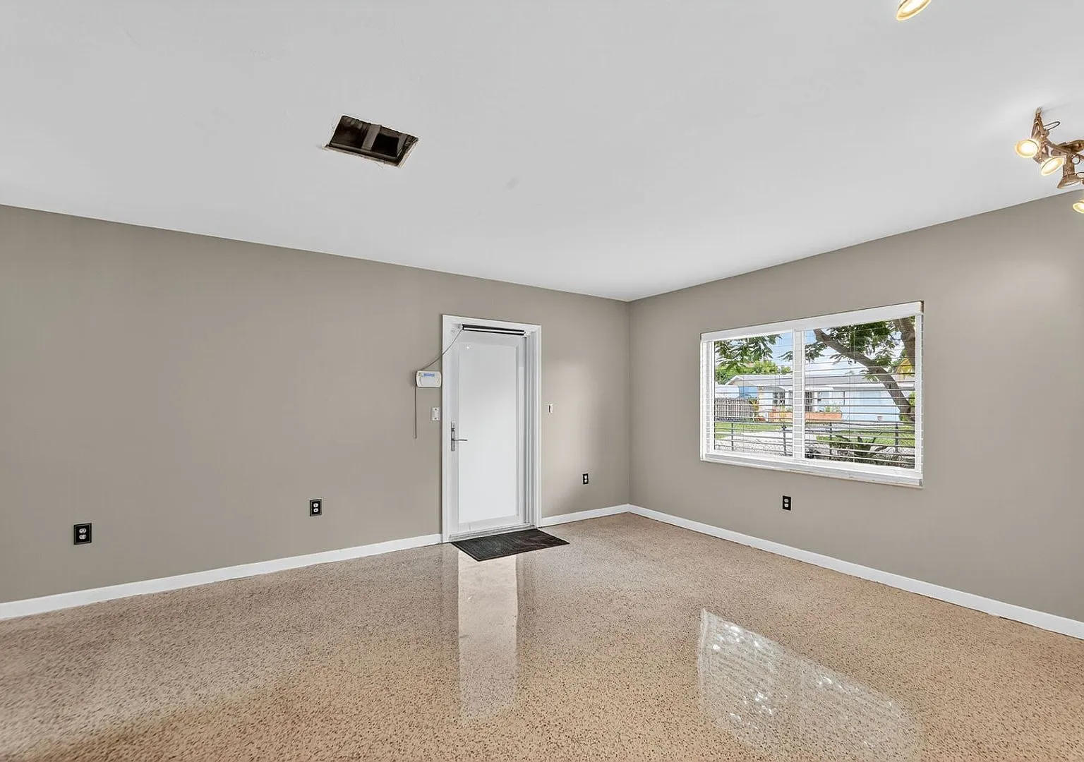 Charming 3BR House in Miami — Photo 3