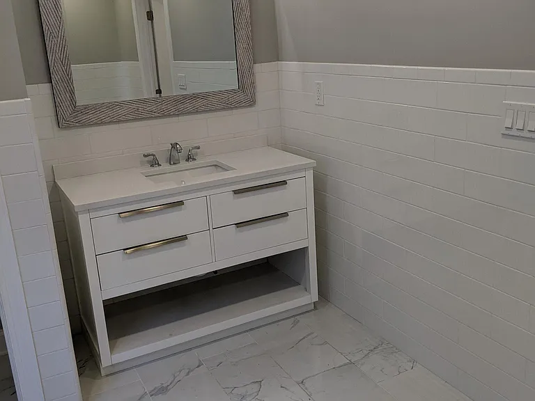 922 Catharine St — Photo 11