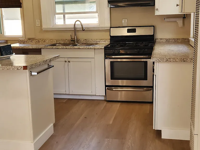 3744 Swift Ave — Photo 2