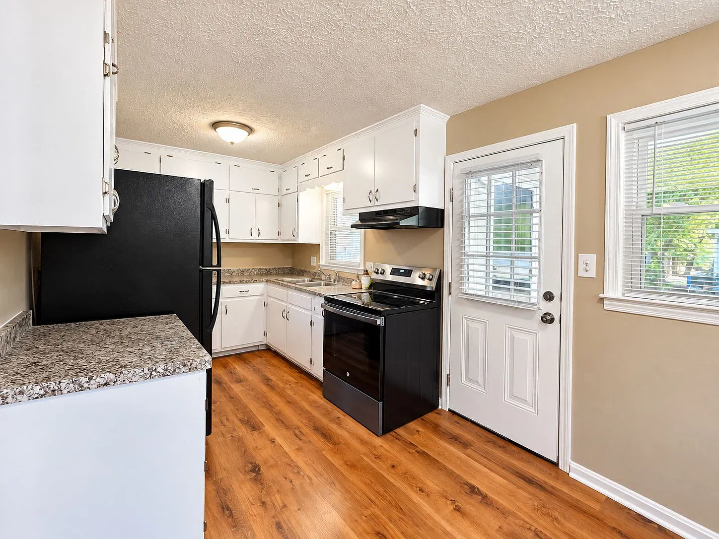 3 bed, 1.0 bath, $1,140 — Photo 3