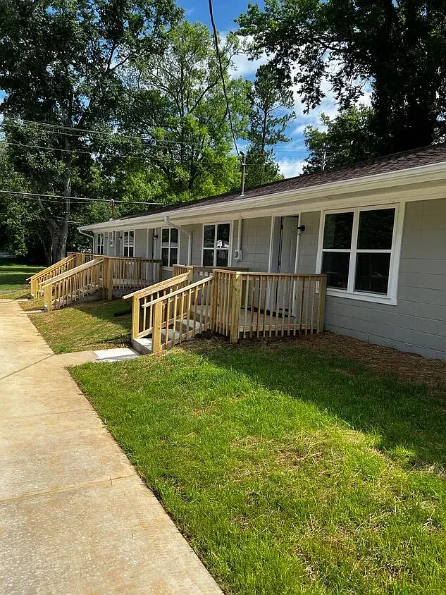 Photo 1 of 19 - 468 N Locust St - Florence, AL Primary Photo - 468 N Locust St