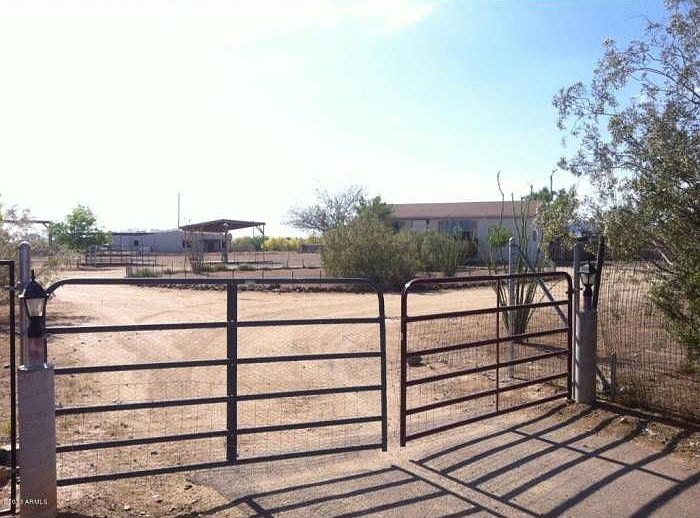 Private driveway w/ gate
