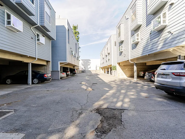 15113 Saticoy St #16 — Photo 22