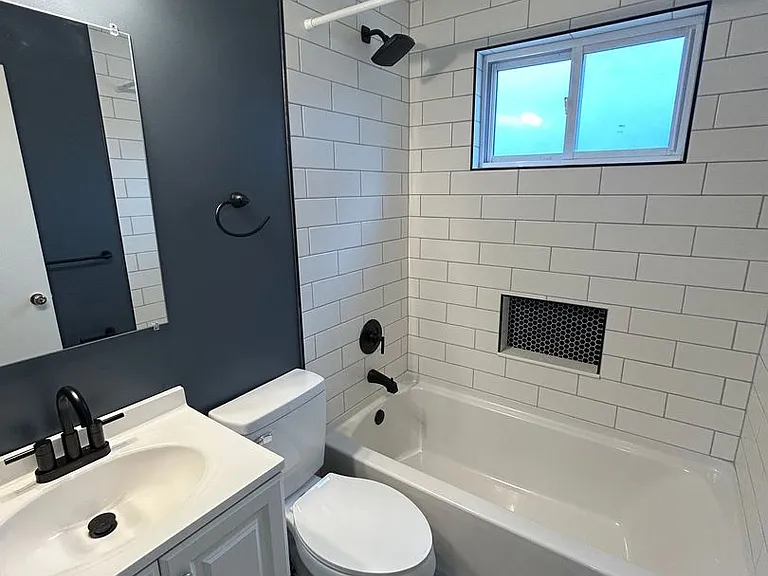 506 Crescent Boulevard Ext — Photo 35