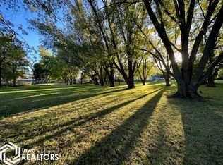 206 E McKinley St, Jefferson, IA 50129