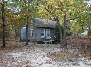 7 Sheridan Rd, Hampton Bays, NY 11946