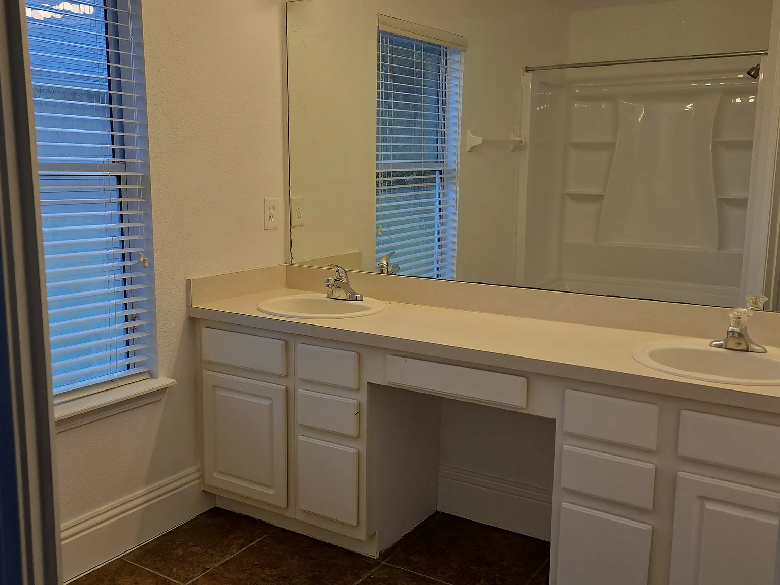 3 bed, 2.5 bath, 1664 sqft, $2,200 — Photo 2