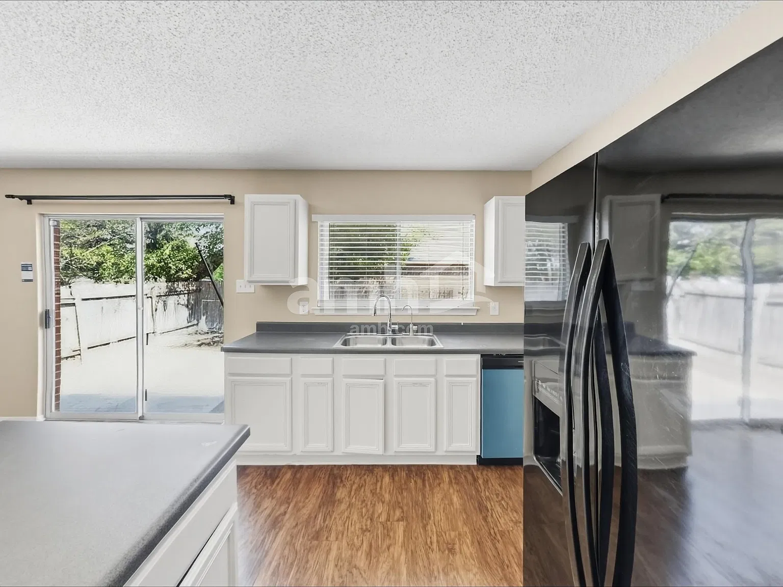 3 bed, 2.0 bath, 1643 sqft, $2,060 — Photo 3
