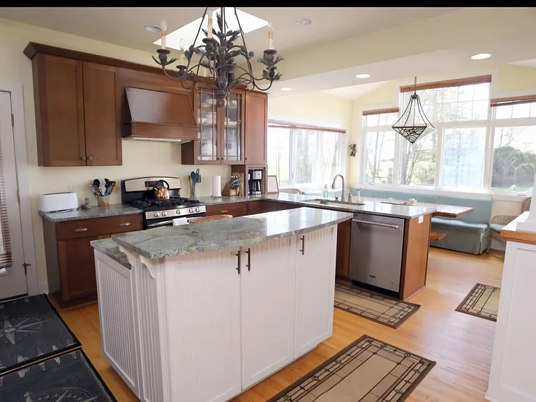4455 N Lakeshore Dr — Photo 8