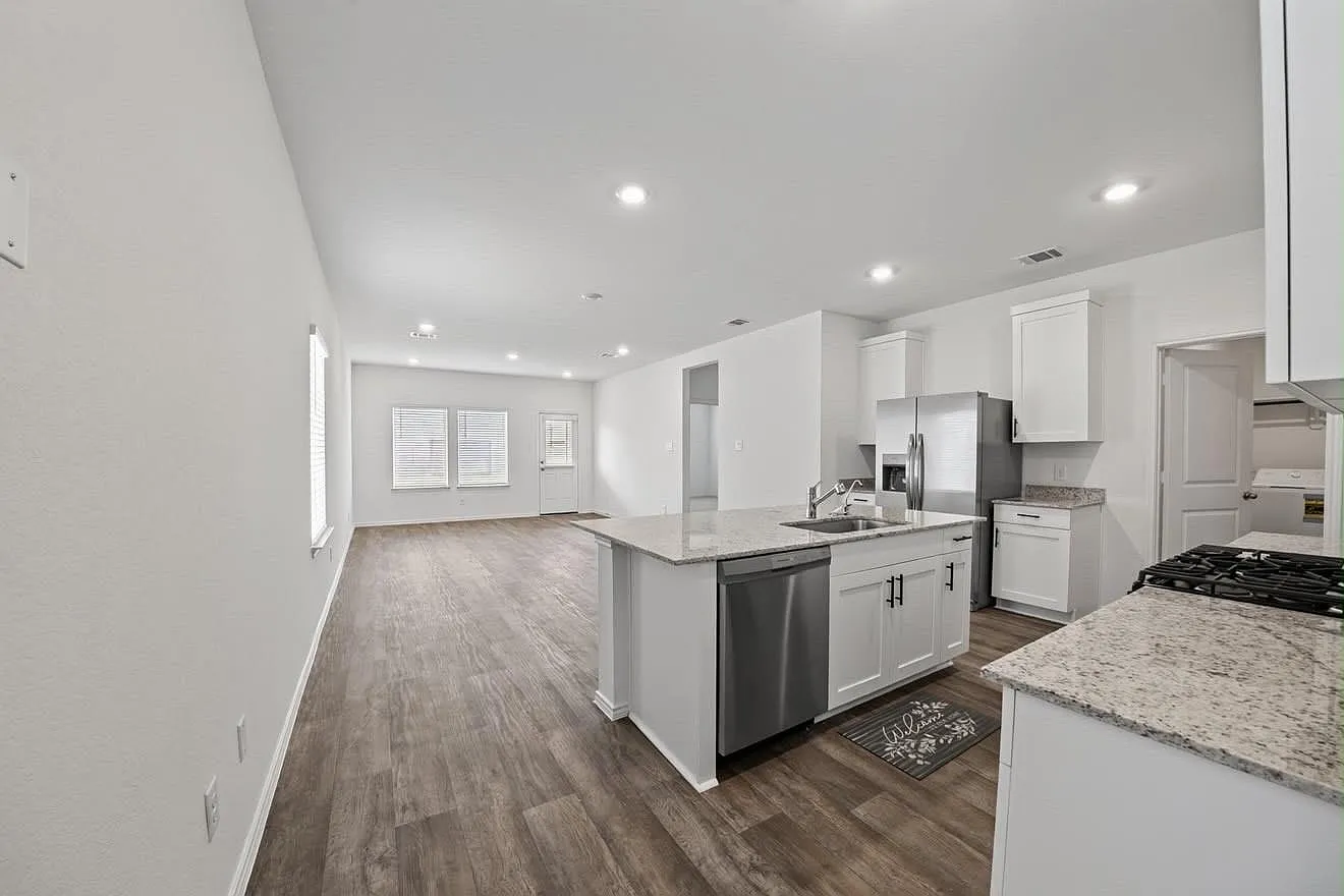 4 bed, 2.5 bath, $2,300 — Photo 3