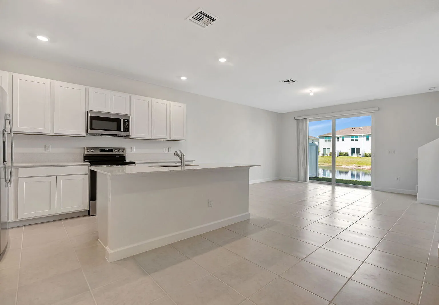 3 bed, 2.5 bath, 1635 sqft, $2,200 — Photo 3