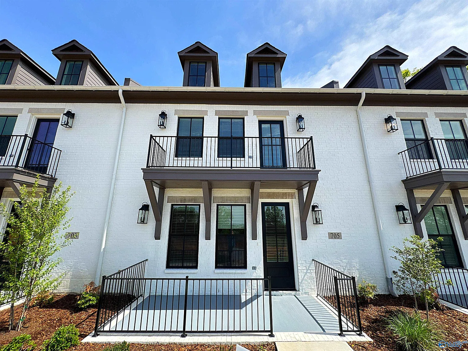 3 bed, 2.0 bath, 1807 sqft, $2,395 — Photo 1