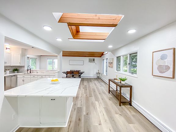 4th image of 1 Herrick Dr
