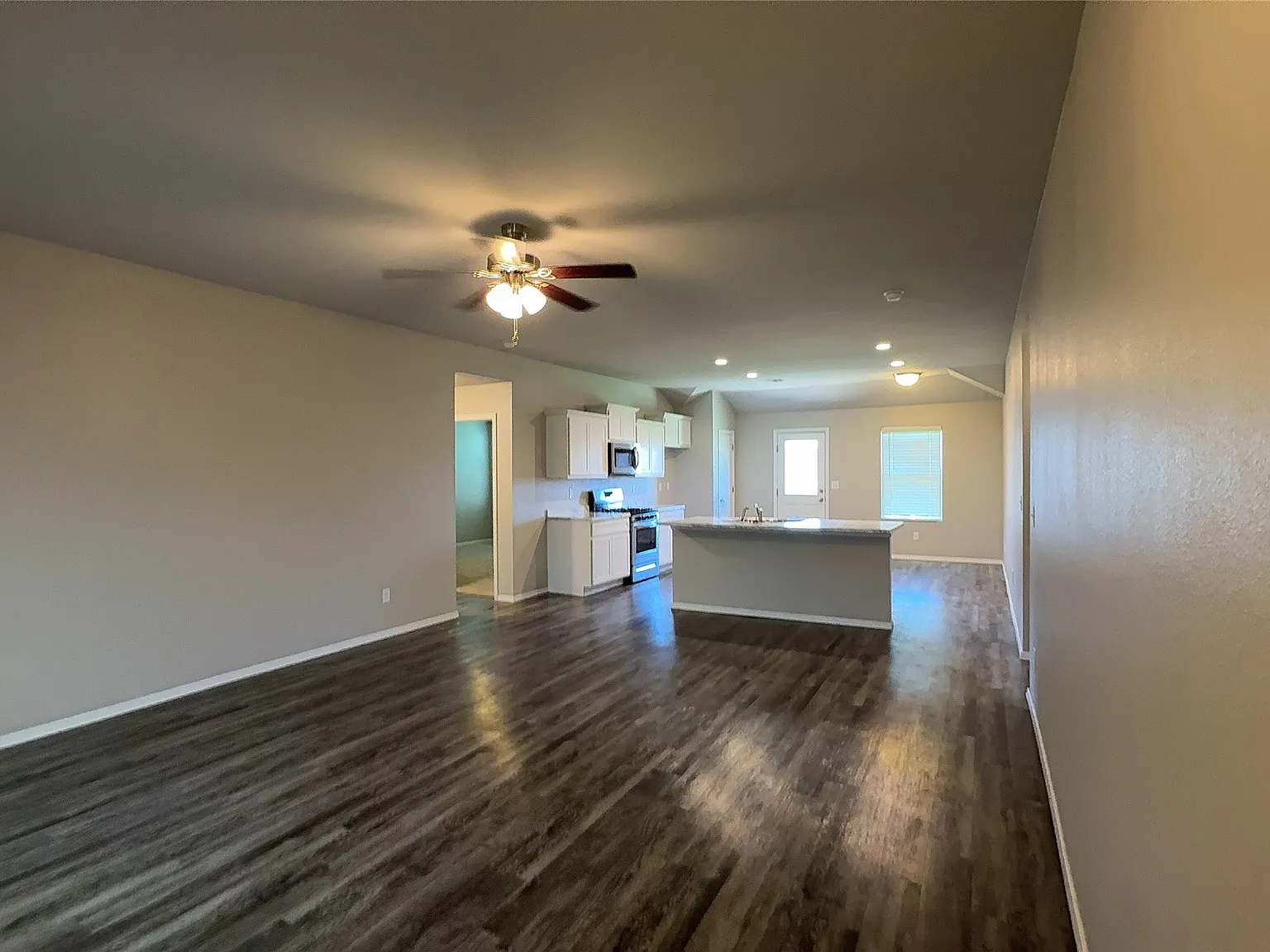 4 bed, 2.0 bath, 1690 sqft, $2,045 — Photo 3